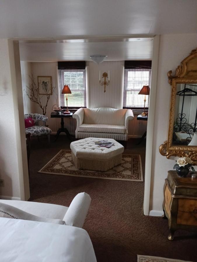 The Guest House At The Regina House Tea Room Moosic Buitenkant foto